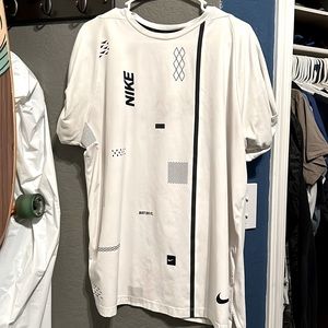 Nike Men’s Athletic Tee Size L